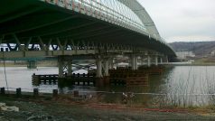 Rozestavěný Trojský most přišel o bílé ocelové podpěry. Ty byly odstaveny a čeká je demontáž.
