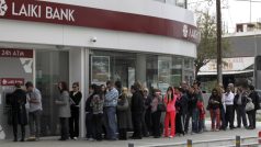 Kypr. Lidé stojí frontu u bankomatu