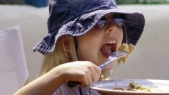 Dítě při jídle