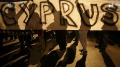 &quot;Ruce pryč od Kypru,&quot; skandují demonstrantii v Nikosii