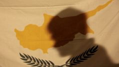 Stín demonstranta na kyperské vlajce