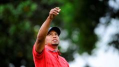 Golfista Tiger Woods testuje vítr během turnaje Arnolda Palmera v Orlandu