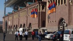 Odchod a arménská vlajka, v případě trenéra Bílka to může jít k sobě