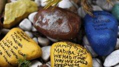 Kameny se vzkazy pro Nelsona Mandelu se objevily před jeho domem v Johannesburgu