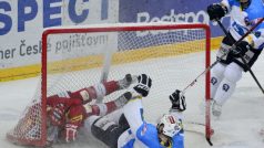 Semifinále play off hokejové extraligy - 2. zápas: HC Slavia Praha - HC Škoda Plzeň, 25. března v Praze. Zleva Tomáš Hertl z HC Slavia Praha a Jakub Jeřábek z HC Škoda Plzeň.