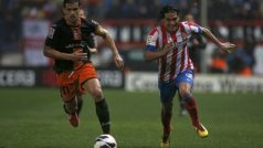 Radamel Falcao (vpravo) zařídil v Primera División Atlétiku Madrid v utkání s Valencií aspoň bod