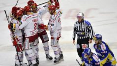 Páté utkání semifinále play off hokejové extraligy PSG Zlín - HC Oceláři Třinec 2. dubna ve Zlíně. Radost hráčů Třince po šestém gólu