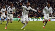 Fotbalisté Realu Madrid se radují z branky ve čtvrfinále Ligy mistrů