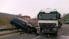 Tragická dopravní nehoda zablokovala hlavní silniční tah mezi Třebíčí a Brnem