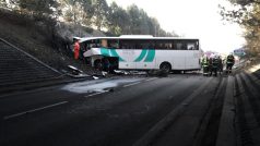 Francouzský autobus havaroval na dálnici D5 u Rokycan