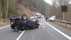 Kuriózní dopravní nehoda na silnici z Karlových Varů do Plzně