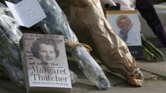 Květiny a knihy pokládají Londýňané před dům bývalé premiérky Margaret Thatcherové