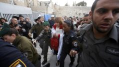 U jeruzalémské Zdi nářků musela opět zasahovat policie. Ženy zdi zatkla pro zahalení do talitu i hlasité modlení (ilustrační foto)