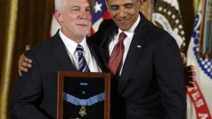 Americký prezident Barack Obama předal Medaili cti udělenou in memoriam Emilu Kaplanovi do rukou jeho synovce Raye Kapauna. 11. 4. 2013