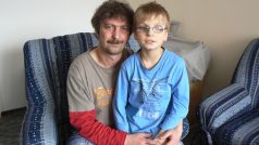 Devítiletý Ondra Krejča se svým tátou Miloslavem. Za peníze z benefice by chtěl mluvící mobil a mluvící hodinky