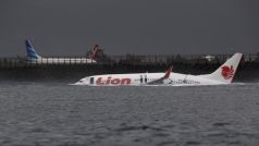 Indonéské letadlo minulo ranvej a spadlo do moře