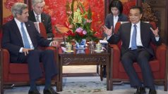 Americký ministr zahraničí John Kerry s čínským premiérem Li Kche-čching