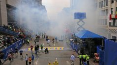 V cíli bostonského maratonu došlo ke dvěma explozím