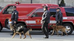 Policisté se psy hledají další výbušniny v okolí trati bostonského maratonu. 16. 4. 2013