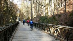 Cyklisté na mostě