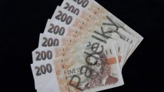 Kriminalisté obvinili dva muže z Opavska – jeden vyráběl padělky 200korunových bankovek, druhý je pak uváděl do oběhu