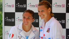 Lucie Šafářová (vpravo) se Sarou Erraniovou před fedcupovým semifinále