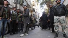 Vládní armáda se snaží zabránit povstalcům (na snímku) ve vstupu do Damašku a průběžně bombardují oblasti, které rebelové v předchozích bitvách dobyli.