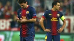 Lionel Messi (vlevo) a Xavi Hernandez z Barcelony po prohraném semifinále LM na hřišti Bayernu