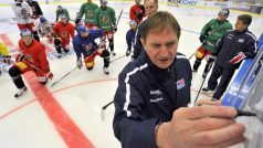 Trenér Alois Hadamczik (vpravo) a trénink české hokejové reprezentace před Českými hokejovými hrami, závěrečným turnajem seriálu Euro Hockey Tour.