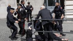 Policisté pomáhají svému kolegovi, kterého postřelil útočník před palácem Chigi v Římě