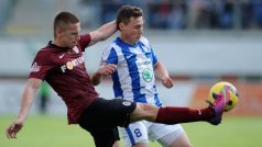 Úvodní semifinálové utkání fotbalového Poháru České pošty Mladá Boleslav - Sparta Praha 1. května v Mladé Boleslavi. Jan Bořil z Boleslavi a Pavel Kadeřábek z AC Sparta Praha.