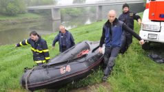 Hasiči a policisté na řece Moravě u Hodonína pátrají po dvou dospělých s dítětem