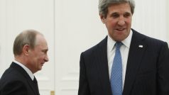 Ruský prezident Vladimir Putin a merický ministr zahraničí John Kerry