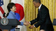 Americký prezident Barack Obama vítá v Bílém domě jihokorejskou prezidentku Pak Kun-Hje