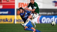 Odvetné semifinálové utkání fotbalového Poháru České pošty FK Baumit Jablonec - FC Slovan Liberec 8. května v Jablonci nad Nisou. Útočník Jablonce Michal Hubník (vpravo) a záložník Liberce Sergii Rybalka.