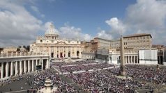 Slavnostního obřadu svatořečení na náměstí svatého Petra se zúčastnily desetitisíce lidí