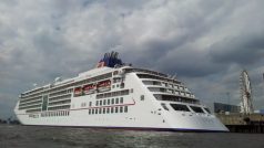 Oslavy založení hamburského přístavu: nová luxusní loď, kde noc plavby přijde na 1500 eur