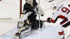 Tomáš Vokoun a Milan Michálek ve vzájemném souboji v play-off NHL