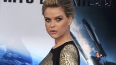 Herečka Alice Eve při příchodu na  hollywoodskou premiéru  film Star Trek: Do temnoty.