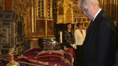 Prezident Miloš Zeman a další držitelé klíčů uložili 20. května české korunovační klenoty do korunní komory na Pražském hradě
