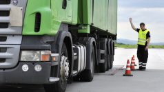 Vážení kamionu pomocí mobilní jednotky na dálnici D1 u Ostravy