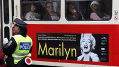 Plakát na pražské tramvaji láká na výstavu o Marilyn Monroe. Po krádeži části expozice ale není jasné, jestli se uskuteční