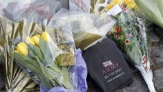Lidé v Londýně přinášejí květiny na místo, kde došlo k brutální vraždě vojáka