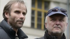 Někdejší policista Karel Tichý (vpravo) a jeho filmový představitel Lukáš Vaculík (vyšetřovatel Cajthaml) na natáčení jedné ze scén filmu Příběh kmotra