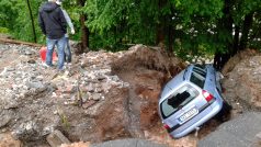 Ve Svobodě nad Úpou voda strhla část svahu a vytvořila několikametrový kráter