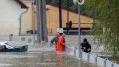 Hasiči staví protipovodňové stěny na řece Lužnici v Bechyni na Táborsku