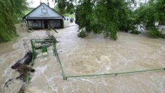 Rozvodněný potok Botič zaplavil pražské čtvrti Hostivař a Záběhlice