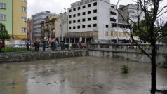 Rozvodněná Rokytka mezi Libeňským zámkem a Invalidovnou 3. června při záplavách v Praze