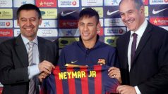 Neymar pózuje s dresem Barcelony, vlevo sportovni ředitel klubu Andoni Zubizarreta, vpravo viceprezident Barcelony Ferran Bartomeu