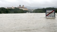 Rozvodněný Dunaj, v pozadí opatství Melk